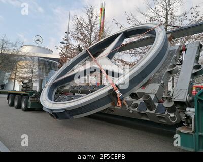 Stuttgart, Allemagne. 26 mars 2021. L'étoile Mercedes, qui a été démantelée de la tour de la gare de Stuttgart la veille, est transportée à bord d'un camion jusqu'au musée Mercedes. Le monument de la capitale de l'État est temporairement transféré au musée Mercedes-Benz de Bad Cannstatt en raison des travaux de construction du projet ferroviaire Stuttgart 21. Credit: Andreas Rosar/dpa/Alay Live News Banque D'Images