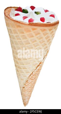 Crème glacée dans un cône de gaufre isolé sur un fond blanc. Banque D'Images
