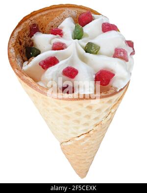 Crème glacée dans un cône de gaufre isolé sur un fond blanc. Banque D'Images
