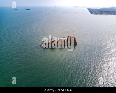 Photographie aérienne d'un navire d'extraction de sable géant de pétrolier à mer Banque D'Images