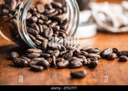 Fèves de cacao grillées sur une table en bois. Banque D'Images