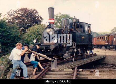 Vejle, Danemark - vers l'année 1985: Les amateurs de chemins de fer d'époque font tourner la locomotive à vapeur F694 sur le petit tourniable. Banque D'Images