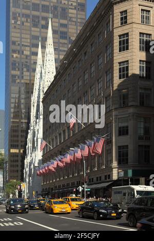 Géographie / Voyage, Etats-Unis, New York, New York, Saks and St Patricks Cathedral, 5th Avenue, Midtown , droits-supplémentaires-déstockage-Info-non-disponible Banque D'Images