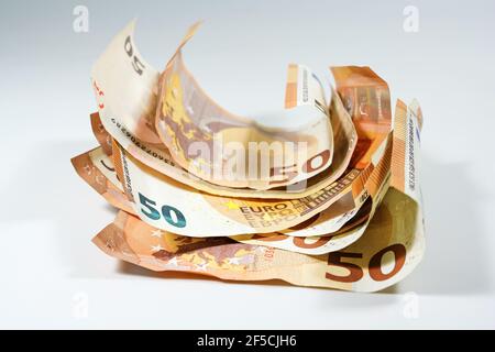 Des billets de 50 euros superposés l'un sur l'autre dans une pile, un concept pour les thèmes de la finance et de l'argent, un fond gris clair, un espace de copie, une mise au point sélectionnée Banque D'Images
