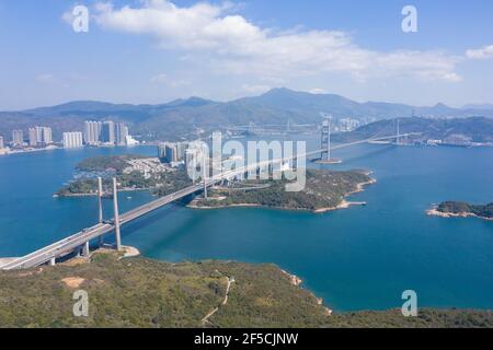 Vue aérienne panoramique épique du pont Tsing Ma, le célèbre pont suspendu SPAN de Hong Kong, en plein air, en journée Banque D'Images