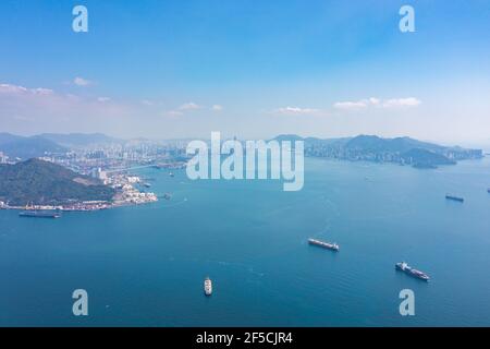 Vue aérienne panoramique épique du pont Tsing Ma, le célèbre pont suspendu SPAN de Hong Kong, en journée, en plein air Banque D'Images