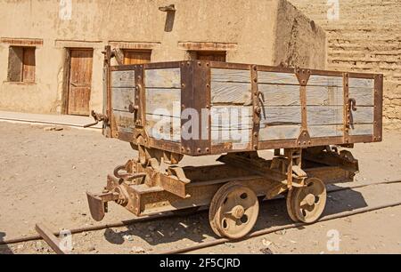 Vieux camion de chemin de fer abandonnée d'une mine en Egypte Banque D'Images