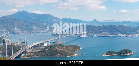 Vue aérienne panoramique épique du pont Tsing Ma, le célèbre pont suspendu SPAN de Hong Kong, en plein air, en journée Banque D'Images