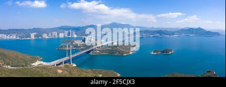 Vue aérienne panoramique épique du pont Tsing Ma, le célèbre pont suspendu SPAN de Hong Kong, en plein air, en journée Banque D'Images