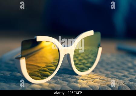 Lunettes de soleil à oeil de chat modèle spécial pour femmes verres dorés et cadres de whit photographie de couleur à l'extérieur dans une journée d'été gros plan. Mise au point sélective Banque D'Images