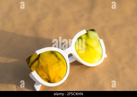 Lunettes de soleil à oeil de chat modèle spécial pour femmes verres dorés et cadres de whit photographie de couleur à l'extérieur dans une journée d'été gros plan. Mise au point sélective Banque D'Images