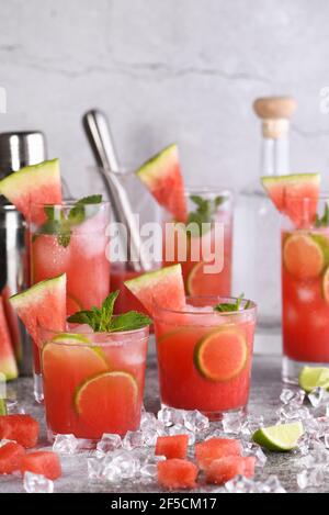 Vodka « Watermelon cocktail » - composé de pastèque fraîche, de sucre de coco, de jus de citron vert frais et de vodka. Profitez de cette partie d'été légère et rafraîchissante Banque D'Images