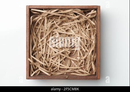 Boîte en bois marron avec merde au-dessus de la vue de dessus isolée Banque D'Images