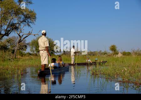 Géographie / Voyage, Botswana, touristes sur un canoë de Mokoro ou dugout du camp de Gomoti Plain, Gomoti co, Additional-Rights-Clearance-Info-not-available Banque D'Images