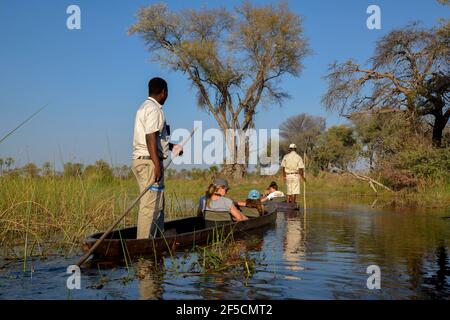 Géographie / Voyage, Botswana, touristes sur un canoë de Mokoro ou dugout du camp de Gomoti Plain, Gomoti co, Additional-Rights-Clearance-Info-not-available Banque D'Images