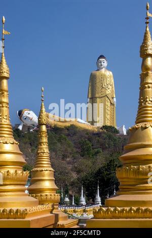 Le Bouddha debout Laykyun Sekkya est la plus haute statue de Bouddha au monde à 116m (381 pieds). Situé dans le village de Khatakan Taung, près de Monywa, Banque D'Images