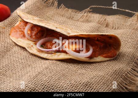 paneer beurre masala et naan dans le style taco. Banque D'Images