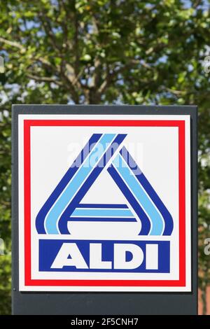 Der, Danemark - 18 juillet 2019 : logo Aldi Supermarket sur un panneau. Aldi est une chaîne de supermarchés à prix réduit de premier plan avec plus de 10 000 magasins Banque D'Images