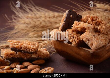 Diverses barres de céréales saines (muesli ou barres de céréales). Ensemble de barres énergétiques, sportives, de petit déjeuner et de protéines. Riz soufflé, baies, chocolat, flocons d'avoine, almo Banque D'Images