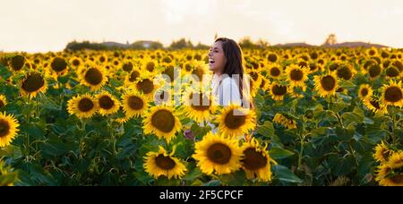 Jeune femme espagnole souriante dans le tournesol Banque D'Images