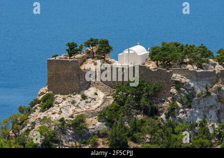 Forteresse médiévale de Monolithos et église sur une falaise de montagne en toile de fond de la magnifique mer Egée (Rhodes, Grèce) Banque D'Images
