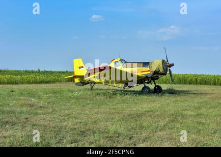 Zrenjanin, Ecka, Serbie, août 04,2015. Ancien aéroport et un vieux avion qui vole occasionnellement pour les besoins touristiques, scolaires ou agricoles. Banque D'Images