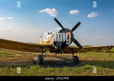 Zrenjanin, Ecka, Serbie, août 04,2015. Ancien aéroport et un vieux avion qui vole occasionnellement pour les besoins touristiques, scolaires ou agricoles. Banque D'Images