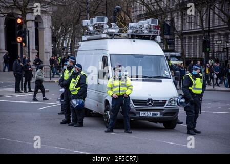 Londres, le 20 mars 2021. La police tente de disperser les manifestants sur la place Trafalgar lors des manifestations anti-verrouillage à Londres, au Royaume-Uni. Banque D'Images