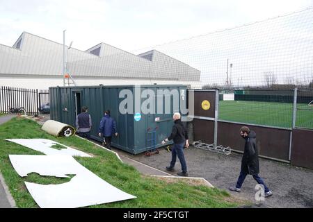 Le personnel fixe des sections du terrain au stade de football Astro Kings 5-a-Side à Bilborough, Nottingham, où il se prépare à la réouverture au public lorsque les restrictions de confinement pour les installations de sport et de loisirs en plein air sont assouplies. Date de publication : vendredi 26 mars 2021. Banque D'Images