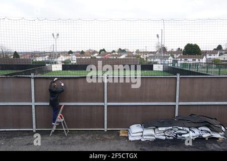 Un employé fixe des sections du terrain au stade de football Astro Kings 5-a-Side à Bilborough, Nottingham, où il se prépare à la réouverture au public lorsque les restrictions de verrouillage pour les installations de sport et de loisirs en plein air sont assouplies. Date de publication : vendredi 26 mars 2021. Banque D'Images