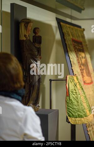 19 mars 2021, Saxe-Anhalt, Halberstadt: Une statue de la Vierge Marie, un manteau Marian et un drapeau processionnel sont exposés dans la salle des vêtements de la cathédrale du trésor. La cathédrale et le trésor de la cathédrale de Halberstadt se préparent à la réouverture prévue. Derrière des portes fermées, des travaux de réparation et de nettoyage sont en cours et l'exposition est en cours de refonte. Si la situation pandémique le permet, le trésor de la cathédrale doit rouvrir ses portes aux visiteurs à partir du 27 mars 2021. Photo: Klaus-Dietmar Gabbert/dpa-Zenralbild/ZB Banque D'Images