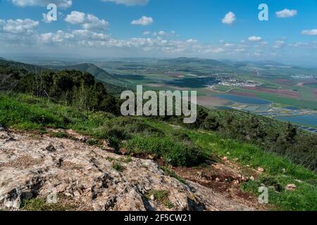 Vue sur la vallée de Jezreel depuis le point d'observation du mont Gilboa, Israël Banque D'Images