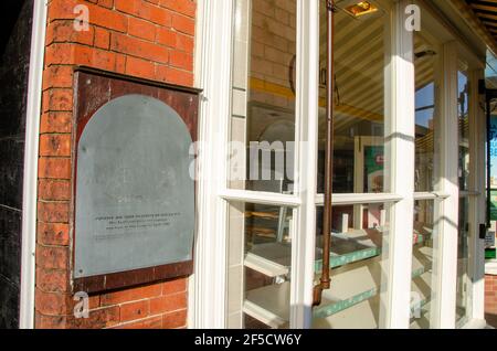 Lieu de naissance de Sir John Franklin (aujourd'hui boulangerie Couplands) et plaque commémorative à Spilsby, Lincolnshire, Angleterre. Banque D'Images