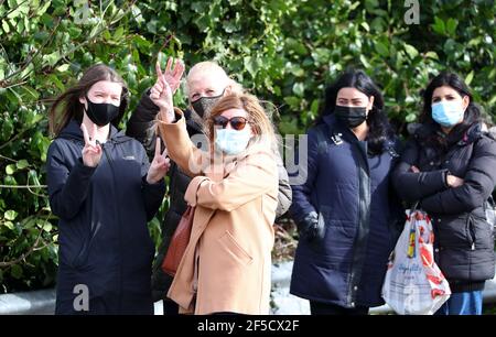 Southampton, Hampshire. 26 mars 2021. Les clients font la queue autour du bloc à l'ouverture du nouveau B&M Home Store et du centre de jardin à Southampton. Les clients qui se trouvent sur la photo font le plein de bains bouillonnants et de meubles de jardin, prêts pour le lundi 29 mars, lorsque les résidents d'Angleterre seront autorisés à accueillir jusqu'à 6 personnes dans leur jardin arrière. Credit Stuart Martin/Alay Live News Banque D'Images