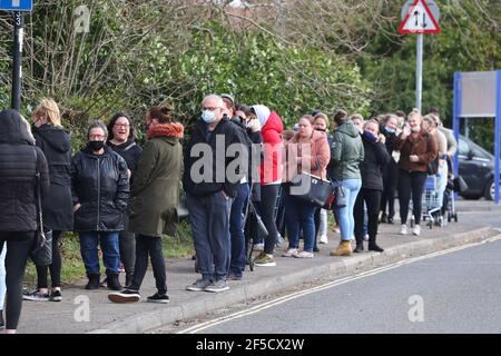 Southampton, Hampshire. 26 mars 2021. Les clients font la queue autour du bloc à l'ouverture du nouveau B&M Home Store et du centre de jardin à Southampton. Les clients qui se trouvent sur la photo font le plein de bains bouillonnants et de meubles de jardin, prêts pour le lundi 29 mars, lorsque les résidents d'Angleterre seront autorisés à accueillir jusqu'à 6 personnes dans leur jardin arrière. Credit Stuart Martin/Alay Live News Banque D'Images