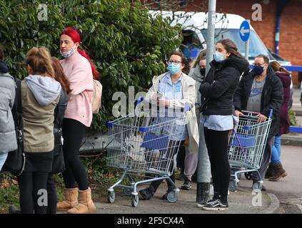 Southampton, Hampshire. 26 mars 2021. Les clients font la queue autour du bloc à l'ouverture du nouveau B&M Home Store et du centre de jardin à Southampton. Les clients qui se trouvent sur la photo font le plein de bains bouillonnants et de meubles de jardin, prêts pour le lundi 29 mars, lorsque les résidents d'Angleterre seront autorisés à accueillir jusqu'à 6 personnes dans leur jardin arrière. Credit Stuart Martin/Alay Live News Banque D'Images