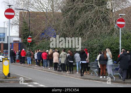 Southampton, Hampshire. 26 mars 2021. Les clients font la queue autour du bloc à l'ouverture du nouveau B&M Home Store et du centre de jardin à Southampton. Les clients qui se trouvent sur la photo font le plein de bains bouillonnants et de meubles de jardin, prêts pour le lundi 29 mars, lorsque les résidents d'Angleterre seront autorisés à accueillir jusqu'à 6 personnes dans leur jardin arrière. Credit Stuart Martin/Alay Live News Banque D'Images