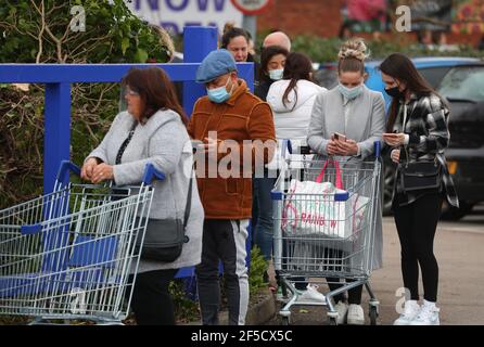 Southampton, Hampshire. 26 mars 2021. Les clients font la queue autour du bloc à l'ouverture du nouveau B&M Home Store et du centre de jardin à Southampton. Les clients qui se trouvent sur la photo font le plein de bains bouillonnants et de meubles de jardin, prêts pour le lundi 29 mars, lorsque les résidents d'Angleterre seront autorisés à accueillir jusqu'à 6 personnes dans leur jardin arrière. Credit Stuart Martin/Alay Live News Banque D'Images