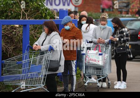 Southampton, Hampshire. 26 mars 2021. Les clients font la queue autour du bloc à l'ouverture du nouveau B&M Home Store et du centre de jardin à Southampton. Les clients qui se trouvent sur la photo font le plein de bains bouillonnants et de meubles de jardin, prêts pour le lundi 29 mars, lorsque les résidents d'Angleterre seront autorisés à accueillir jusqu'à 6 personnes dans leur jardin arrière. Credit Stuart Martin/Alay Live News Banque D'Images