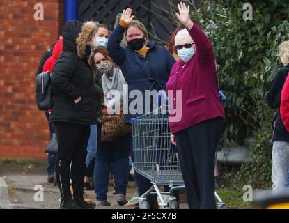 Southampton, Hampshire. 26 mars 2021. Les clients font la queue autour du bloc à l'ouverture du nouveau B&M Home Store et du centre de jardin à Southampton. Les clients qui se trouvent sur la photo font le plein de bains bouillonnants et de meubles de jardin, prêts pour le lundi 29 mars, lorsque les résidents d'Angleterre seront autorisés à accueillir jusqu'à 6 personnes dans leur jardin arrière. Credit Stuart Martin/Alay Live News Banque D'Images