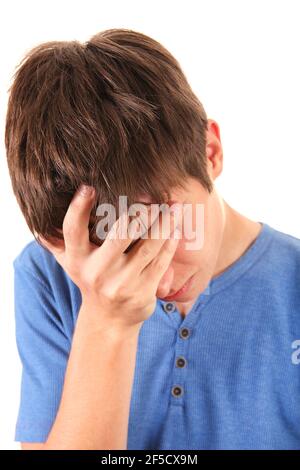Triste jeune homme isolé sur le fond blanc Banque D'Images