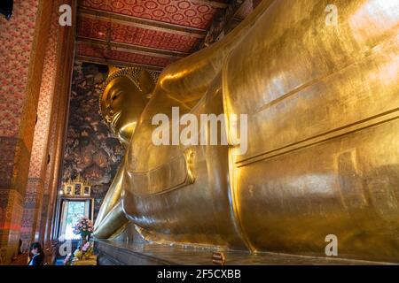 Bouddha couché au complexe Wat Pho à Bangkok en Thaïlande Banque D'Images