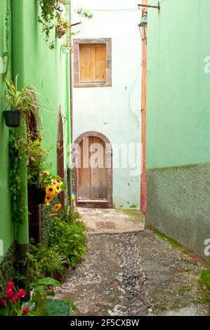 Paysage urbain du beau village de Bosa avec des maisons colorées et un château médiéval Banque D'Images