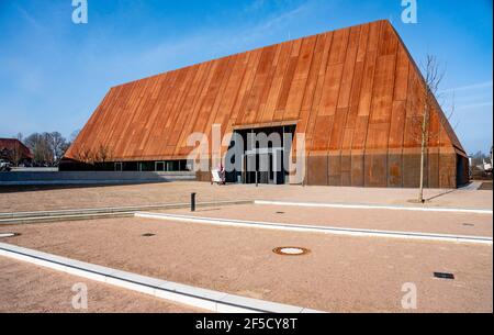 ATTENTION : LA PUBLICATION EST SOUS EMBARGO JUSQU'AU 26 MARS 11:01 GMT ! SENDESPERRFRIST 26.03. 11 UH - 25 mars 2021, Schleswig-Holstein, Molfsee : le soleil brille sur le Jahr100Haus dans le Musée en plein air de Molfsee. Le musée ouvre le 30 mars 2021. Photo: Axel Heimken/dpa Banque D'Images