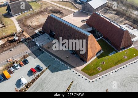 ATTENTION : LA PUBLICATION EST SOUS EMBARGO JUSQU'AU 26 MARS 11:01 GMT ! SENDESPERRFRIST 26.03. 11 UH - 25 mars 2021, Schleswig-Holstein, Molfsee : le soleil brille sur le Jahr100Haus dans le Musée en plein air de Molfsee. Le musée ouvre le 30 mars 2021 (photo aérienne avec drone). Photo: Axel Heimken/dpa Banque D'Images