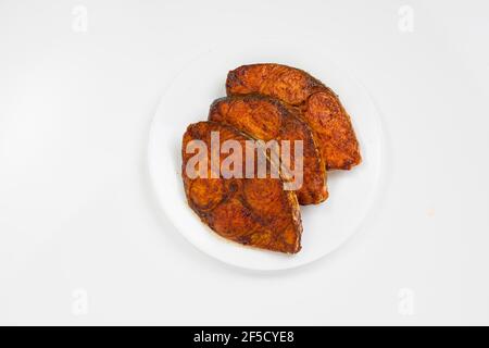 Poisson-frites joliment disposé sur une plaque en céramique blanc avec fond blanc texturé, isolé. Banque D'Images