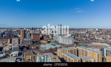 Centre-ville de Leeds vu du dessus, West Yorkshire, Angleterre, avec une vue aérienne large sur les bâtiments, les rues et le paysage urbain. Banque D'Images