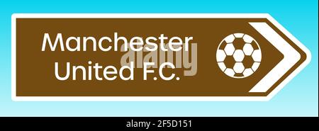 Manchester, Royaume-Uni - Mai 08 2020: Illustration graphique d'un panneau de route touristique britannique pointant vers le terrain d'origine de Manchester United Banque D'Images