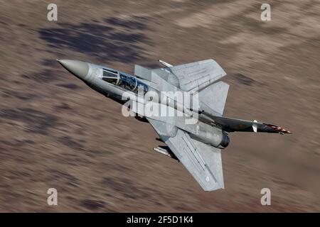 RAF Royal Air Force Panavia Tornado bombardier avec des ailes a balayé en arrière vol bas niveau vers la caméra en Ecosse, Cumbria Banque D'Images