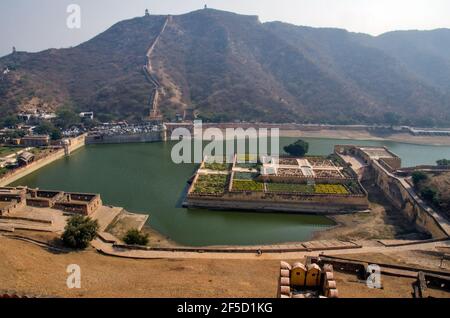 Vue aérienne des jardins de Kesar Kyari Bagh, fort Amber près de Jaipur, Rajasthan, Inde, Asie. Banque D'Images